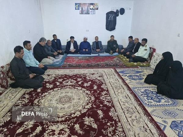 مدیرکل بنیاد شهید کرمان با خانواده شهید جنگ رمضان در رودبار جنوب دیدار کرد+تصاویر