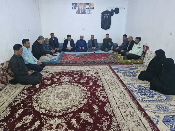 مدیرکل بنیاد شهید کرمان با خانواده شهید جنگ رمضان در رودبار جنوب دیدار کرد+تصاویر