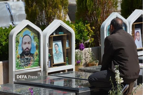 حال و هوای زائران گلزار شهدای کرمان در پنج‌شنبه آخر سال+تصاویر