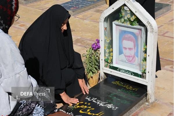 حال و هوای زائران گلزار شهدای کرمان در پنج‌شنبه آخر سال+تصاویر