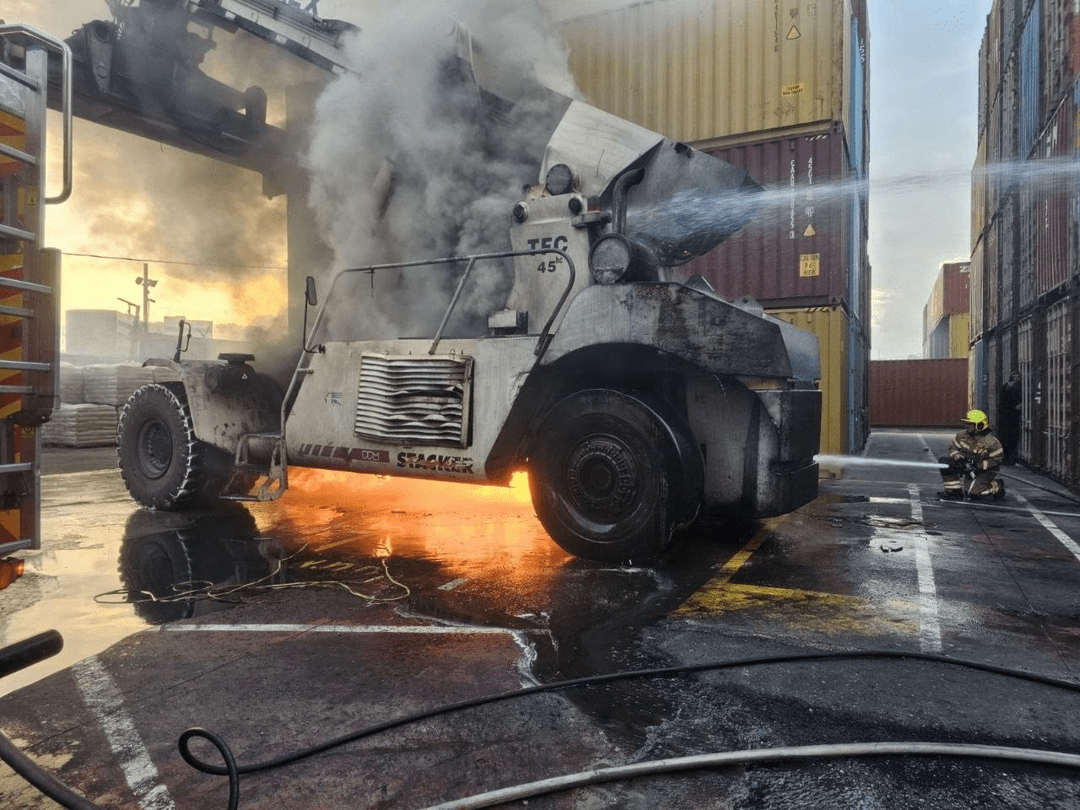 بندر حیفا همچنان در آتش میسوزد بندر حیفا همچنان در آتش میسوزد