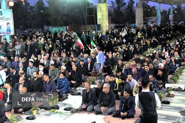 یزدی‌ها سال جدید را در جوار شهدا آغاز کردند