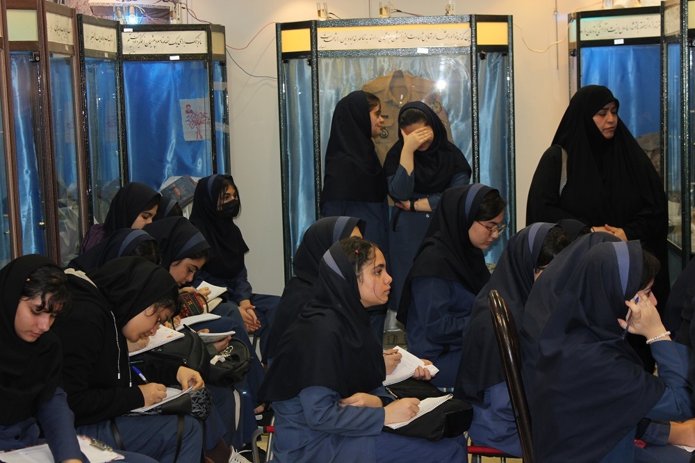 تصاویر/ بازدید دانش آموزان از موزه دفاع مقدس و مقاومت/۵۳