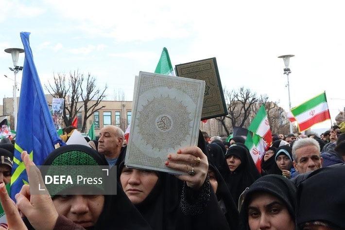 ایستادگی مردم با قرآن ایستادگی مردم با قرآن