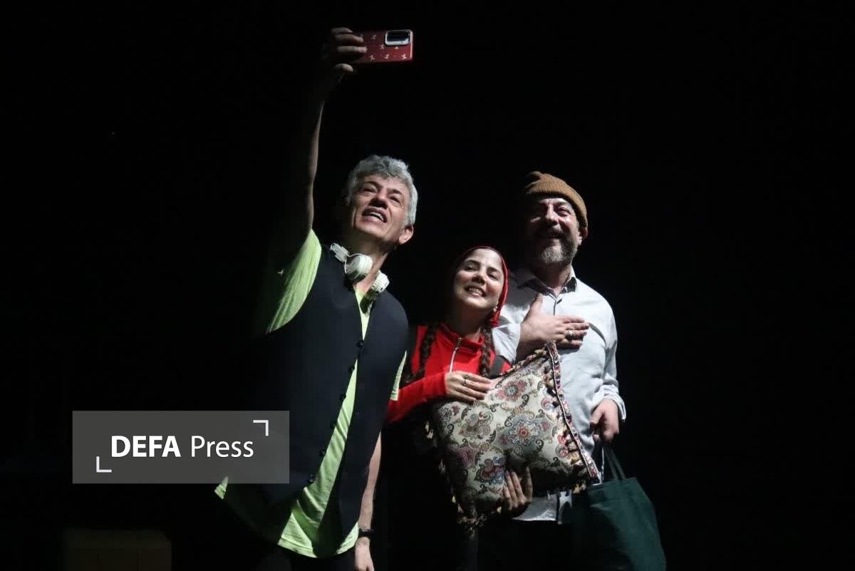 همتی: «ویلا» فریاد شرافت در روزهای سخت جامعه/ صحنه نمایش را خاموش نمیکنیم* «ویلا» روی صحنه ایستاد تا مردم تنها نمانند* تئاتر نفس میکشد؛ «ویلا» روایت اعتراض نجیبانه* از دل رنج تا روی صحنه؛ «ویلا» صدای بیواسطه مردم* سیروس همتی: تئاتر، خانهای که در سختیها ترک نمیشود همتی: «ویلا» فریاد شرافت در روزهای سخت جامعه/ صحنه نمایش را خاموش نمیکنیم* «ویلا» روی صحنه ایستاد تا مردم تنها نمانند* تئاتر نفس میکشد؛ «ویلا» روایت اعتراض نجیبانه* از دل رنج تا روی صحنه؛ «ویلا» صدای بیواسطه مردم* سیروس همتی: تئاتر، خانهای که در سختیها ترک نمیشود