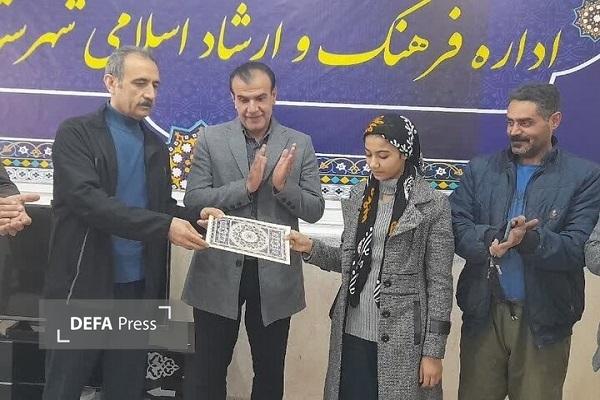 تجلیل از نوجوان نقال دورودی بهخاطر درخشش در برنامه ملی «ایرانِ جان» تجلیل از نوجوان نقال دورودی بهخاطر درخشش در برنامه ملی «ایرانِ جان»