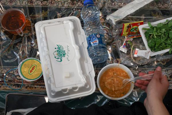 تصاویر/ سفره‌های افطاری ماه مبارک رمضان در حرم مطهر رضوی