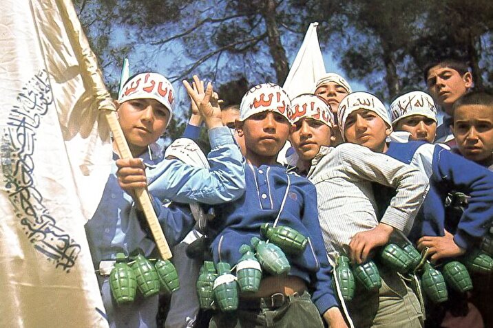 نامه فرزند شهید به یک رزمنده/ با قلم خود بر دهان آمریکا می‌زنم