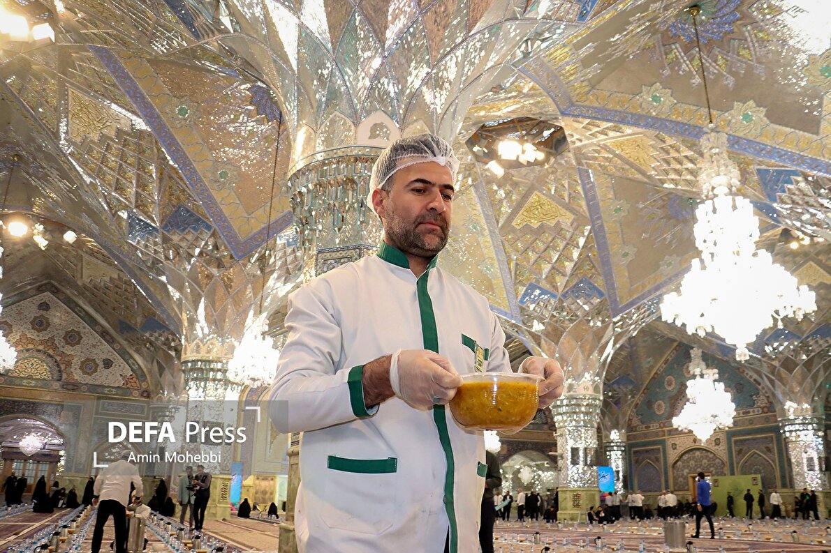 ضیافت افطاری در حرم رضوی