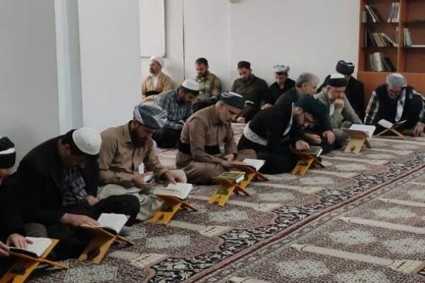 محفل انس با قرآن در جوار بقعه متبرکه امامزاده پیرعمر (ع) سنندج برگزار شد