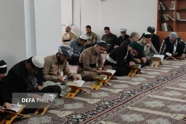 محفل انس با قرآن در جوار بقعه متبرکه امامزاده پیرعمر (ع) سنندج برگزار شد