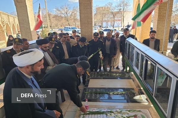 ادای احترام جانشین فرمانده کل انتظامی کشور به مقام شامخ شهدا در سلطانیه ادای احترام جانشین فرمانده کل انتظامی کشور به مقام شامخ شهدا در سلطانیه