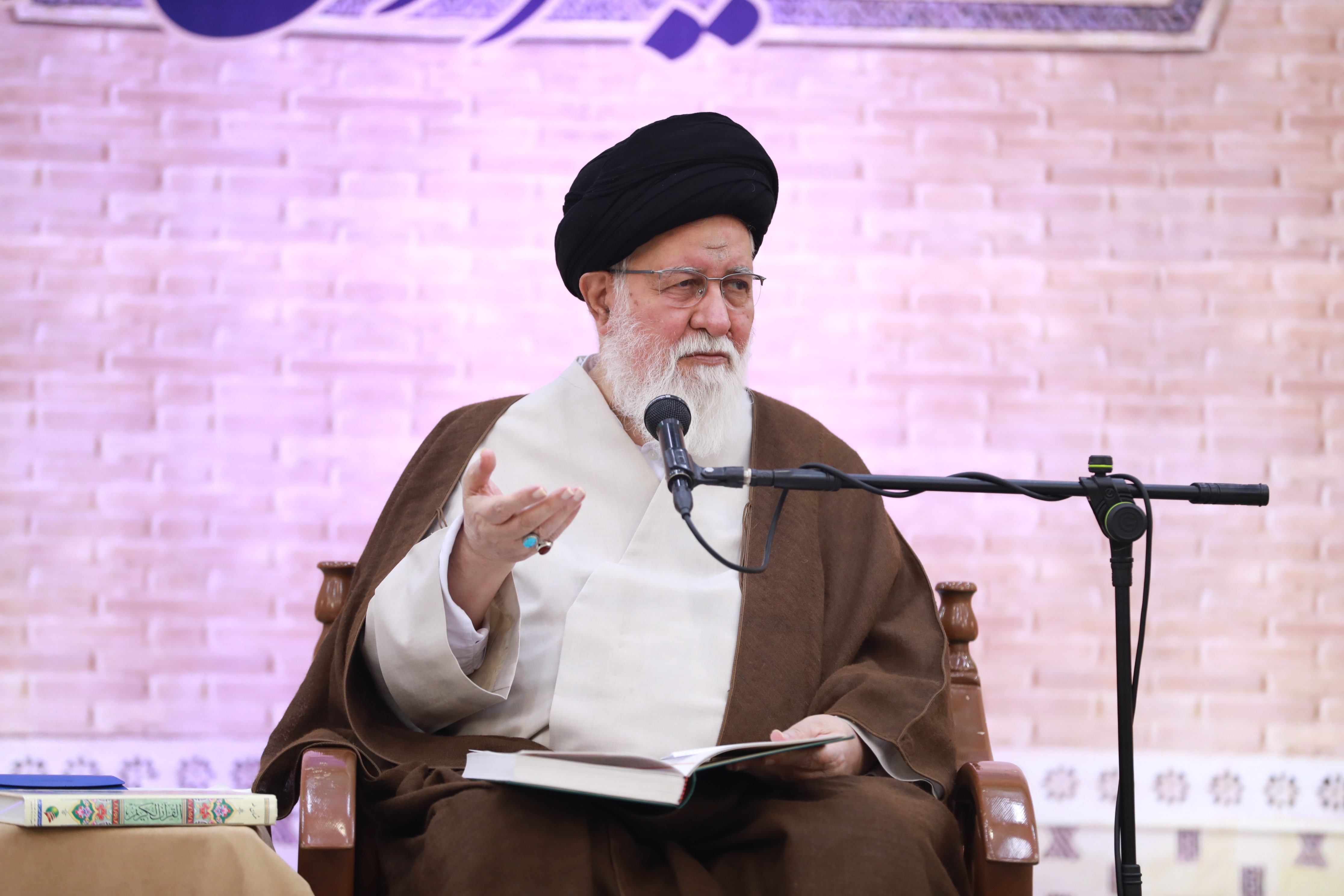 آیت‌الله علم‌الهدی: با نزدیک‌شدن به جبهه کفر عزتمند نخواهیم شد