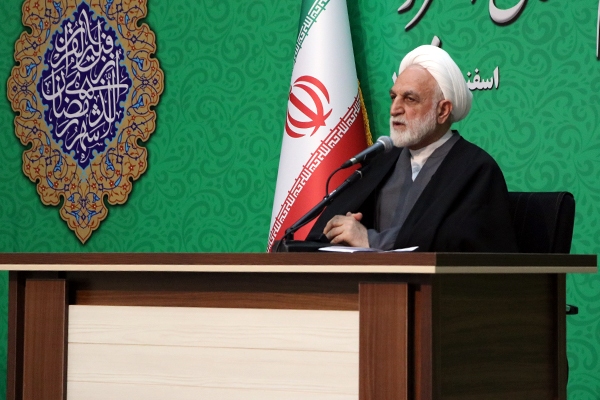 آتش‌زدن پرچم و شعار‌های هنجارشکن در شأن دانشگاه نیست