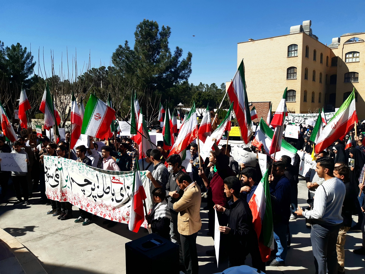 تصاویر/ تجمع اعتراضی دانشجویان دانشگاه قم در محکومیت اقدامات ساختارشکنانه