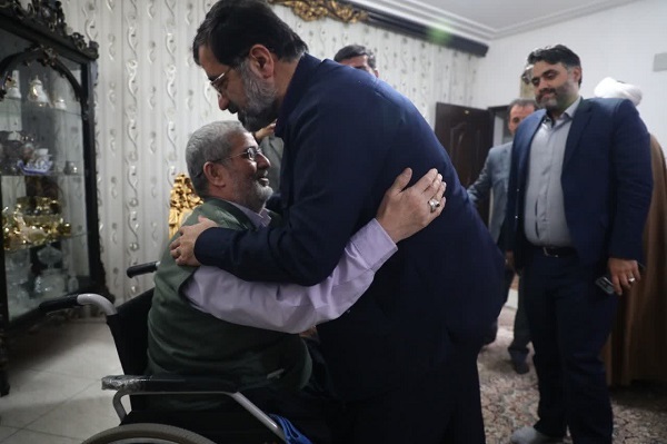 تجلیل استاندار قم از جانباز «سعادتمندی» و خانواده‌ شهید «شجاعی جاسبی» + تصاویر