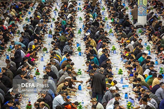 ضیافت افطاری در حرم حضرت معصومه (س)