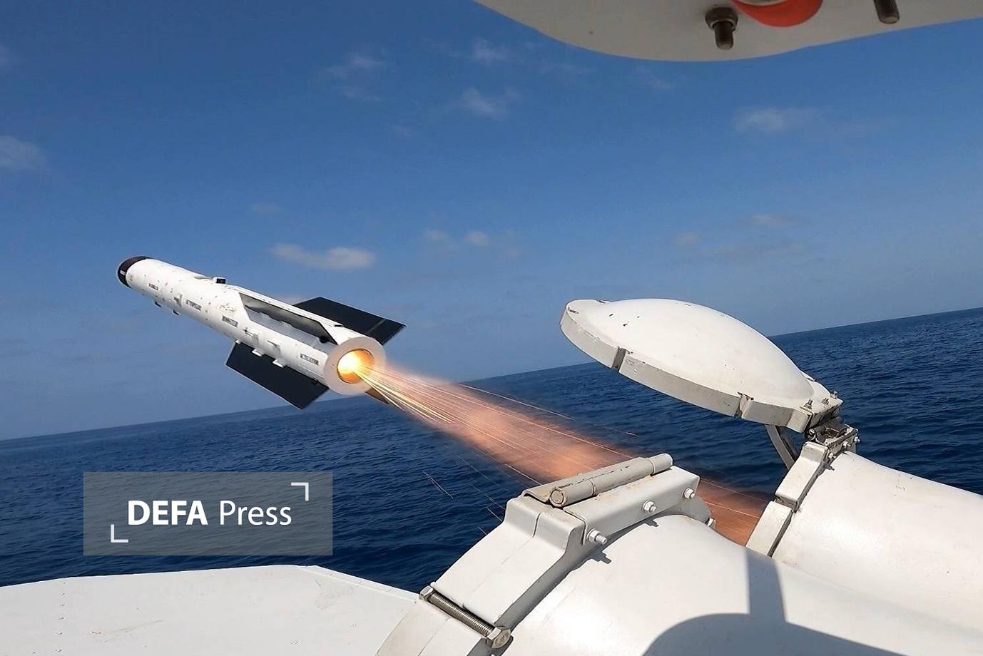 فرار ناوها و شناورهای آمریکایی از خلیج فارس و دریای عمان در پی عملیات دریایی سپاه فرار ناوها و شناورهای آمریکایی از خلیج فارس و دریای عمان در پی عملیات دریایی سپاه