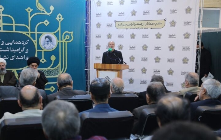 اهدای نشان افتخار هیات خادم الرضا(ع) به خانواده‌های شهدای اغتشاشات اخیر در قم