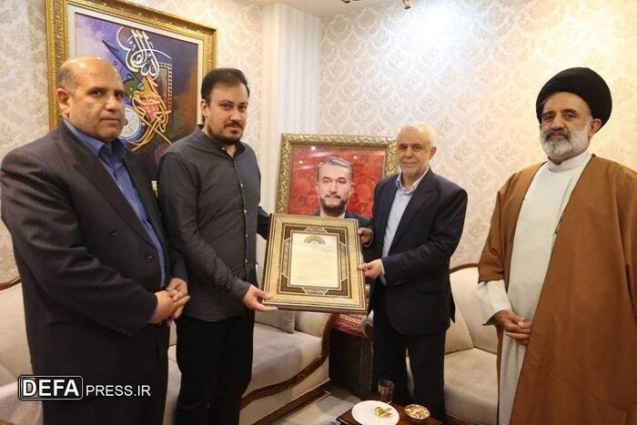 رئیس ستاد بزرگداشت شهدای خدمت به دیدار خانواده شهید امیرعبداللهیان رفت