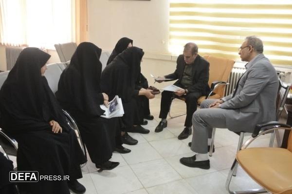 دیدار مدیرکل بنیاد شهید لرستان با خانواده‌های شهدای کوهدشت+عکس