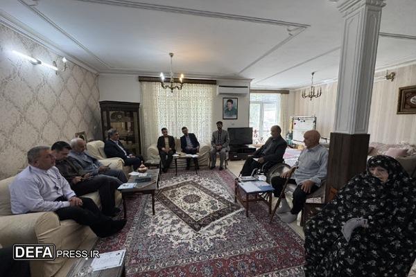 دیدار مدیرکل بنیاد شهید همدان با خانواده شهید امیر امیرگان» + تصاویر
