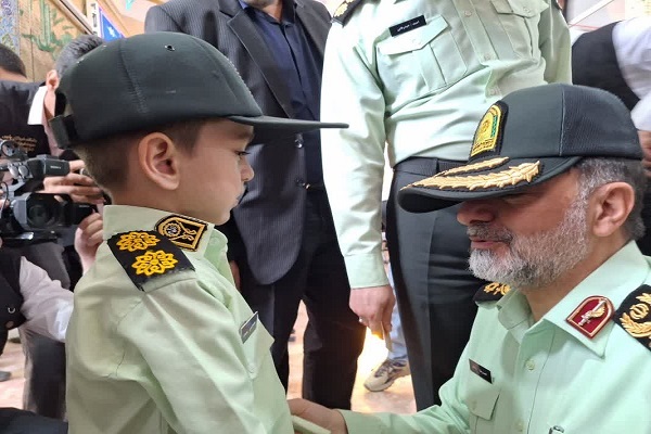 ادای احترام سردار رادان به فرزند شهید+تصویر