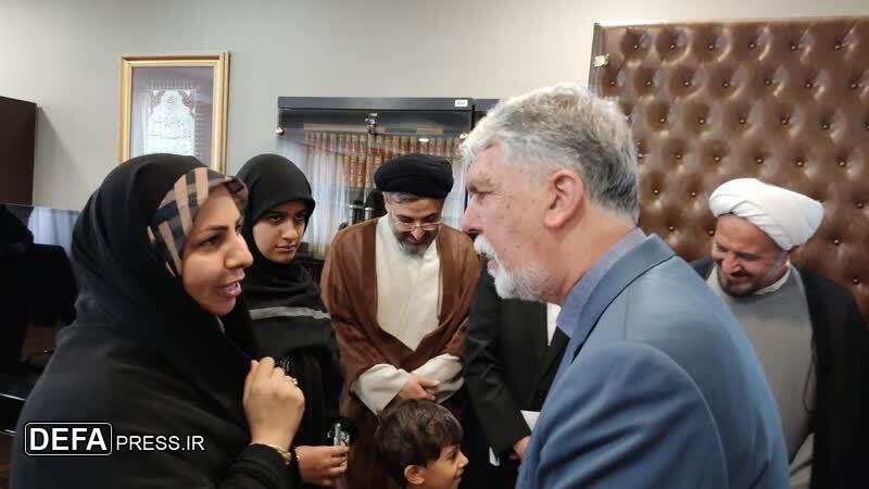 وزیر فرهنگ و ارشاد اسلامی از دختر شهید «مسلم نصر» از شهدای مدافع حرم جهرم تجلیل کرد