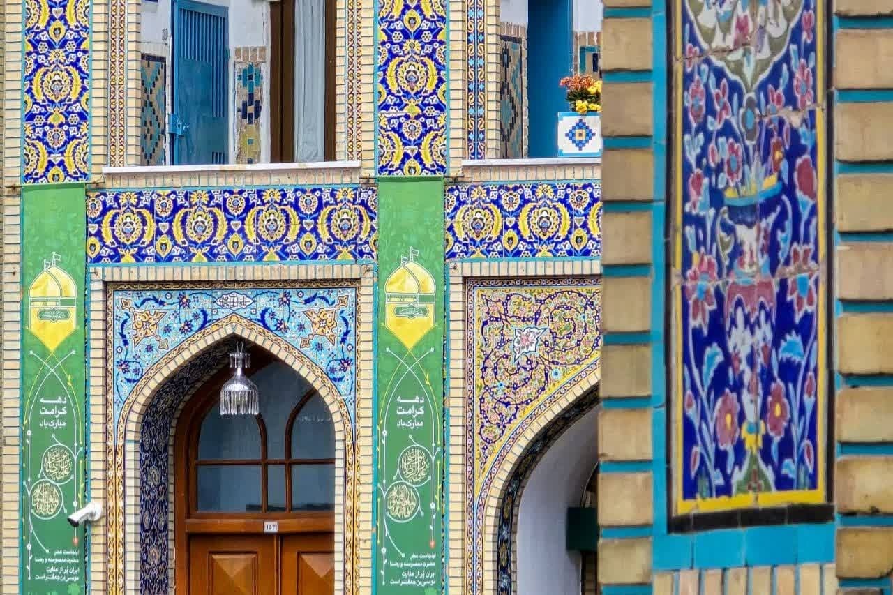 گل‌آرایی حرم اهل بیت (ع) به‌مناسبت دهه کرامت+ فیلم و عکس