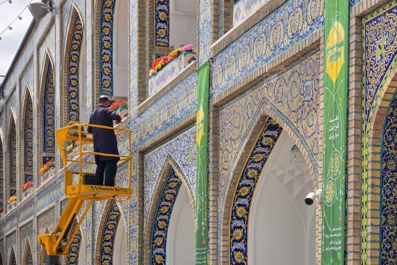 گل‌آرایی حرم اهل بیت (ع) به‌مناسبت دهه کرامت+ فیلم و عکس