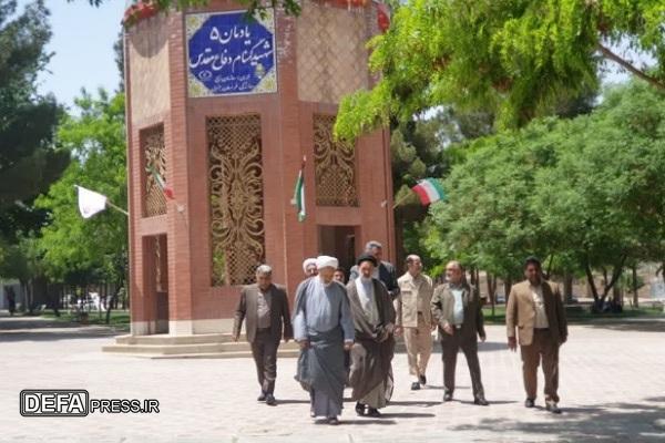 غبارویی مزار شهدای گمنام شهرستان بیرجند
