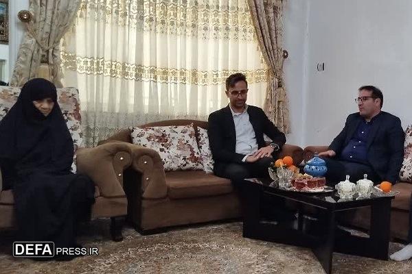 دیدار فرماندار فامنین با خانواده شهید شکری + تصاویر