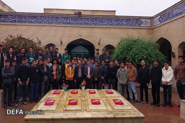 ادای احترام دانشجویان دانشگاه نوشیروانی بابل به یادمان شهدای گمنام موزه دفاع مقدس و مقاومت مازندران