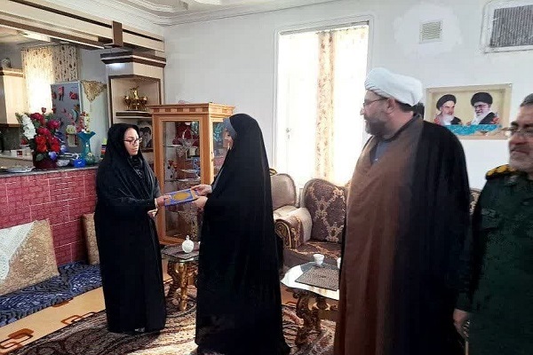 دیدار فرماندار پلدشت با خانواده معظم شهید