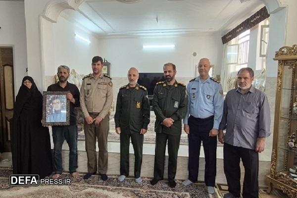تکریم خانواده شهید خواجه افضلی توسط مدیرکل بنیاد حفظ آثار و نشر ارزش های دفاع مقدس یزد تکریم خانواده شهید خواجه افضلی توسط مدیرکل بنیاد حفظ آثار و نشر ارزش های دفاع مقدس یزد