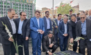 ادای احترام استاندار به مقام شامخ شهدای شهرستان بهار + تصاویر