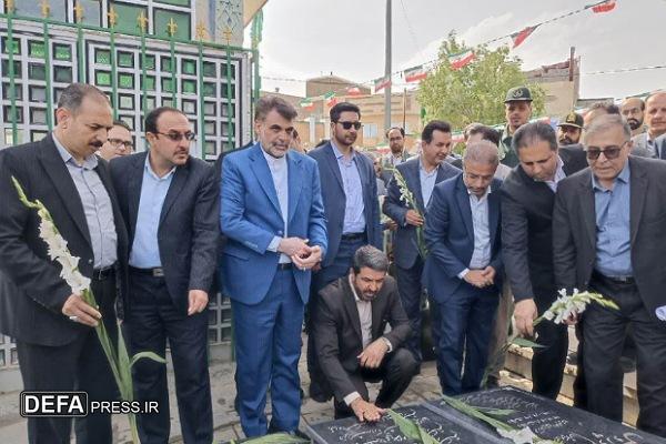 ادای احترام استاندار به مقام شامخ شهدای شهرستان بهار + تصاویر