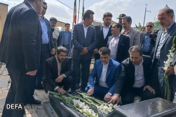 ادای احترام استاندار به مقام شامخ شهدای شهرستان بهار + تصاویر