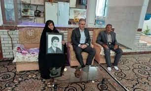 دیدار معاون استاندار همدان با خانواده شهید «مینایی‌لطفی» + تصاویر