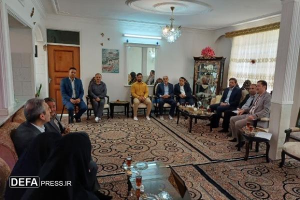 دیدار معاون استاندار همدان با خانواده شهید «مینایی‌لطفی» + تصاویر
