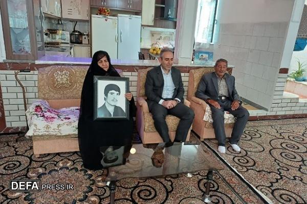 دیدار معاون استاندار همدان با خانواده شهید «مینایی‌لطفی» + تصاویر