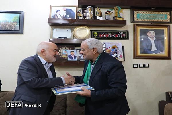 تجلیل استاندار خوزستان از خانواده معلم شهید