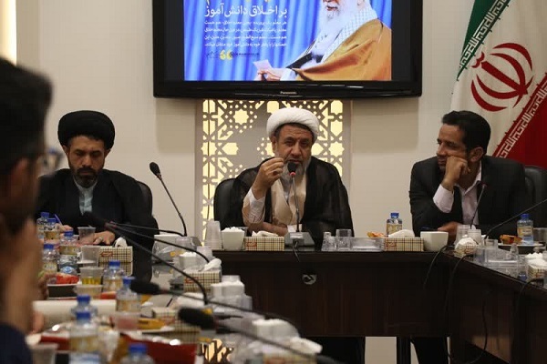 امام جمعه کرمان: کار معلمی ترکیبی از علم و اخلاق است