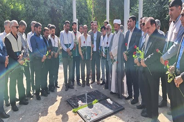 خادمیاران رضوی مزار شهدای گمنام شهرستان عنبرآباد را غبارروبی کردند