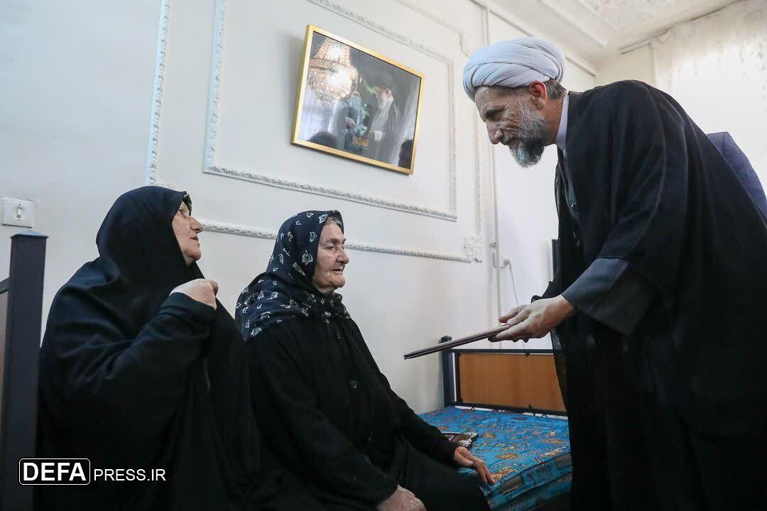دیدار نماینده ولی‌فقیه در استان قزوین با خانواده شهید منوچهر رحمانی در تاکستان