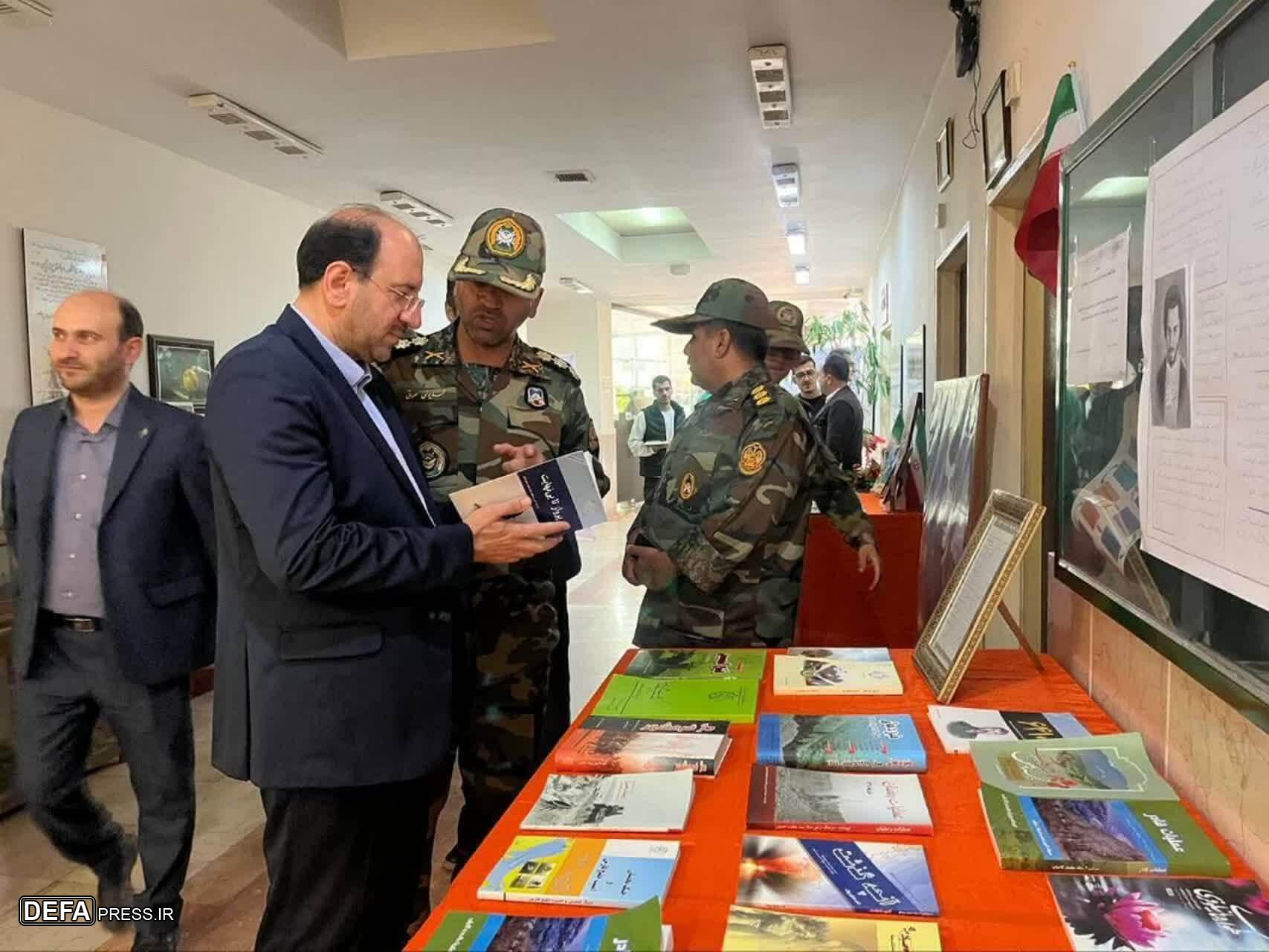 برپایی نمایشگاه دفاع مقدس و یادواره شهدا در دانشگاه رجاء قزوین