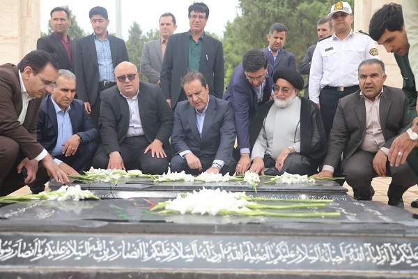 ادای احترام استاندار ایلام به مقام والای شهدا