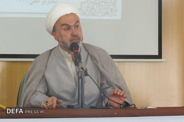 معلم باید همانند شمعی بسوزد تا روشنایی ببخشد