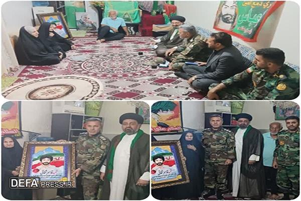 دیدار فرمانده تیپ پایه احتیاط نزاجا در پادگان دژ خرمشهر با خانواده شهید شخاتی