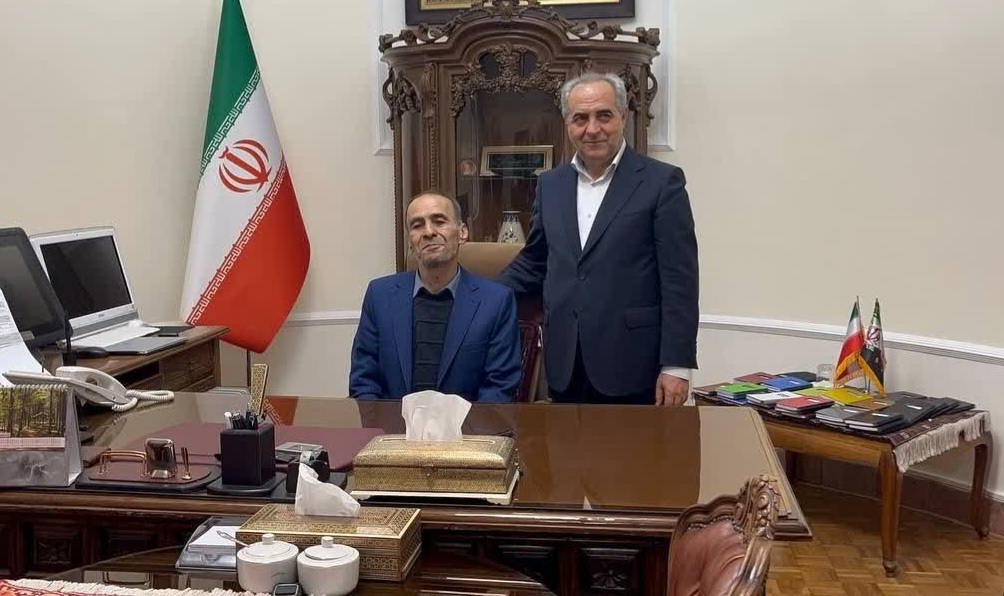 استاندار آذربایجان شرقی معلم کلاس اول خود را بر صندلی‌اش نشاند